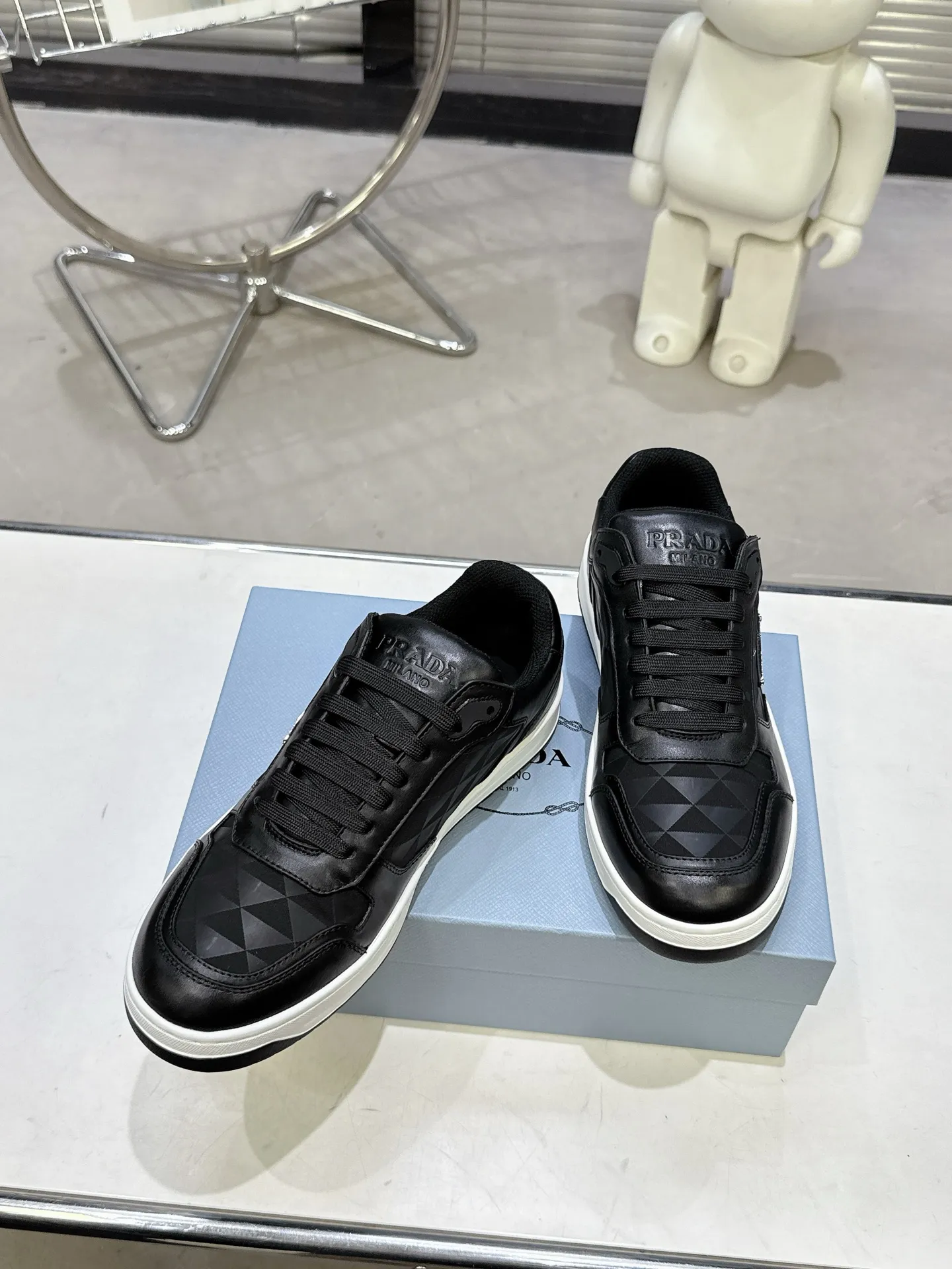 👟👟Ex-factory price 580👟👟 Couple style Prada Latest Downtown Bold series Triangle logo Casual sneakers White shoes Original purchase, development and production Downtown Bold sneakers are inspired by the basketball shoes of the 1980s, with a sporty design and exquisite details. Crafted from perforated leather, the statement platform sole provides a unique, modern style. The Prada logo is interpreted from different angles, decorated with the iconic enameled triangular metal logo, highlighting the unique classic style. Exquisite packaging at the delivery counter🛍📦 ▪️Fabric: Original custom imported first-layer cowhide ▪️Lining: Original imported soft sheepskin ▪️Outsole: Original open-molded rubber bottom material ▪️Size: Women's 35-40 Men's 39-45